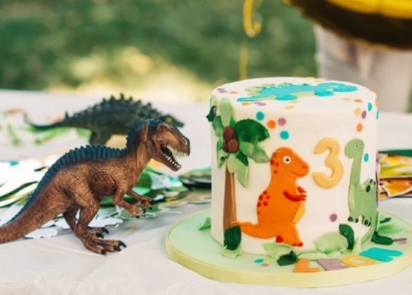 Como fazer um lindo bolo com estêncil de dinossauro para festa infantil